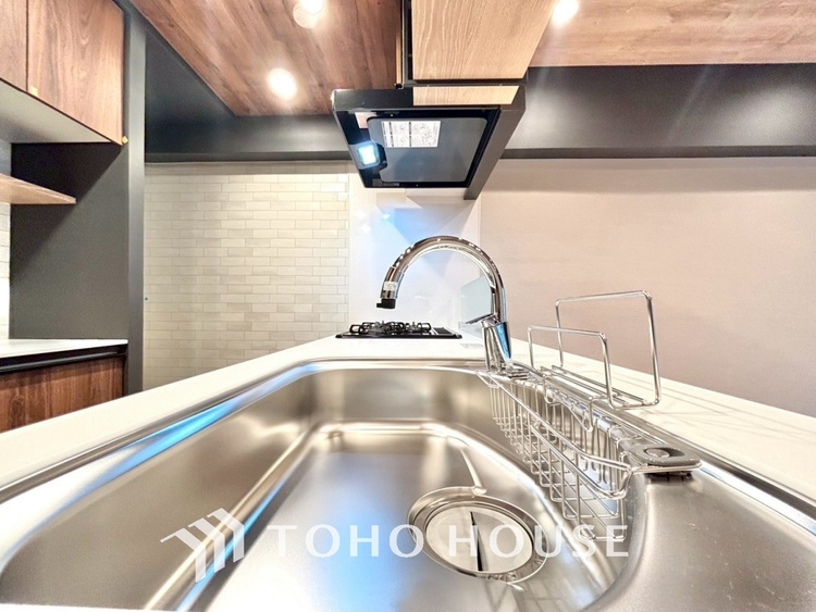 キッチン キッチンは家族の絆を育む大切な空間。シンプルで使い易いシステムキッチンで愉しく作る料理は愛情のある美味しいご馳走に。家族で使えるダイニングキッチンです。