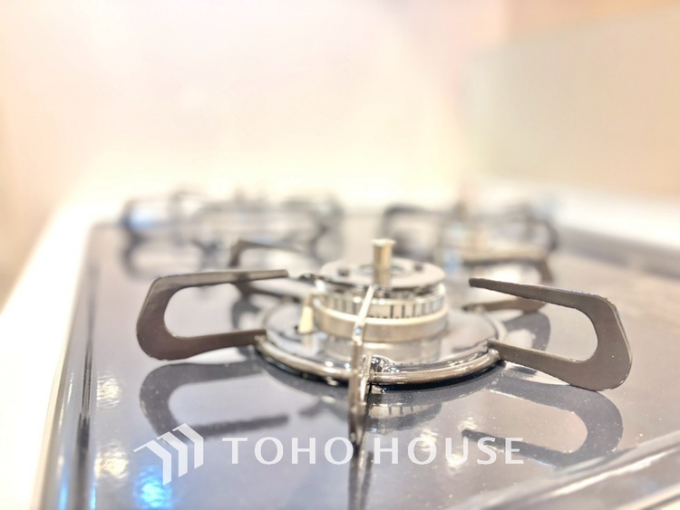 キッチン 毎日料理をする、料理が好き、家族が多くて量を作る必要がある、等の方々にとっては必須の３口コンロ。同時進行で効率アップはもちろん鍋を移動する回数が減り、無駄な動きを軽減することが出来ます。