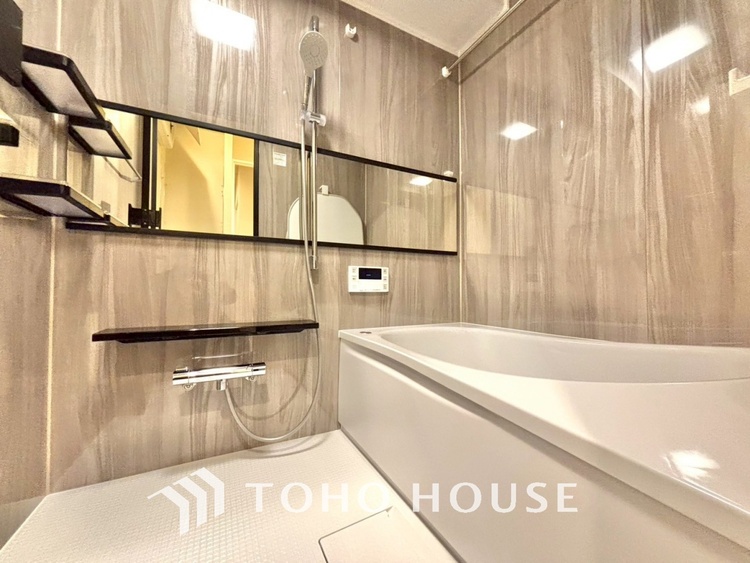 風呂 【浴室】《一日の疲れを落としてくれる場所は、落ち着く場所でなければならない》　高級感溢れるカラーと大きさ・柔らかな曲線で構成された半身浴も楽しめるバスタブが心地よさをもたらします。