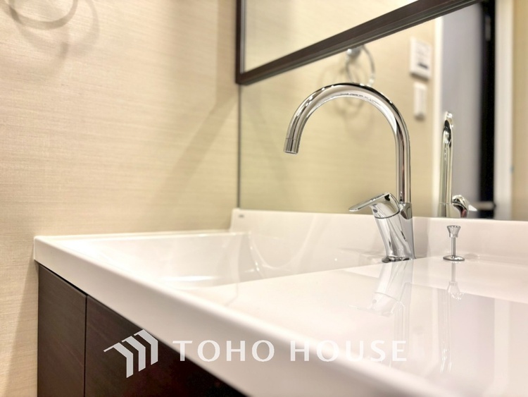 洗面 気持ちの良い朝をつくりだし、夕方には笑顔を取り戻させてくれるミラー。パウダールームはいつでも本来の自分を取り戻せる空間。明るく仕上げてあります。