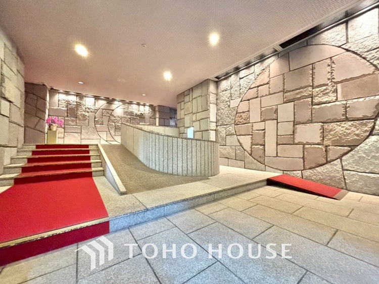 その他 重厚感かつホテルライクなエントランスは訪れる者住まう者を温かく向かい入れます。