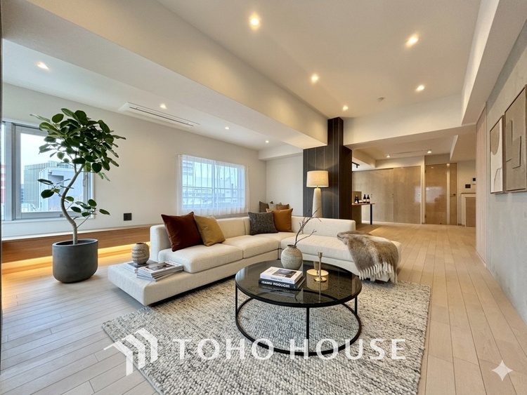 内装 ＊配置してある家具や小物はCGによるイメージ画像です。忙しい朝でも、しっかり家族が揃って食事をして頂けるゆとりある大きさのダイニングスペース。