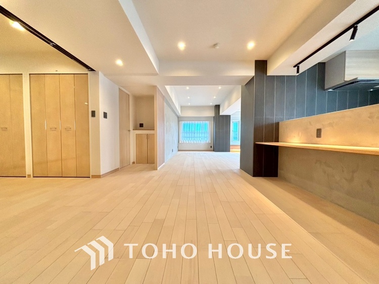 内装 居心地のいい暮らしには欠かせない眩い採光。ゆったりとした幅の窓からこの空間に降り注ぐ採光が絶えない。明るいリビングこそ居心地のいい暮らしが待っているのだと思う。