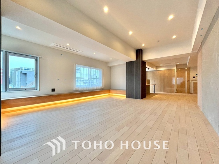 内装 叶えたかったのは落ち着きのあるナチュラルな風合い、そして開放感があるリビング。優雅な気分に浸れる幸せな時間を家族が自然と集まりたくなるこの空間で。