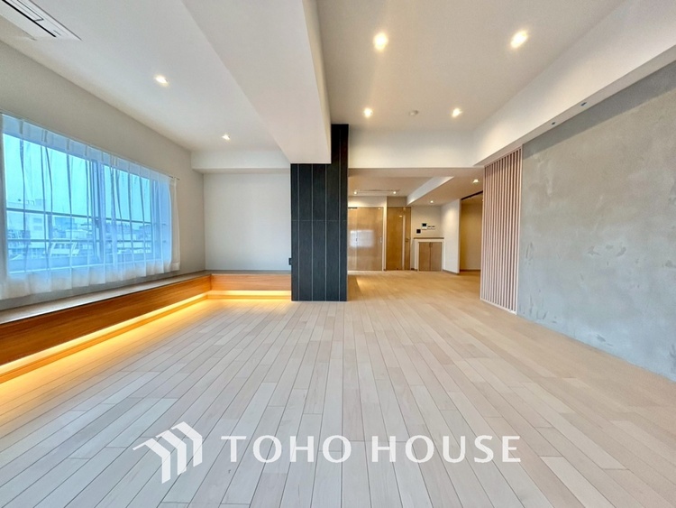 内装 ◆サンサンと◆差し込む太陽の光がこのリビングに笑いをもたらす。ソファの上のクッションがポカポカした暖気にぬくぬくと微睡んでいる。