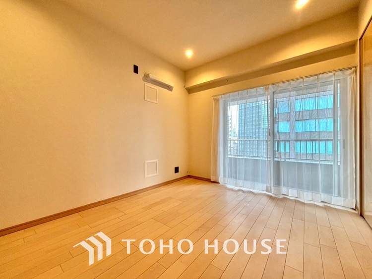 内装 使いやすく、明るい洋室に仕上がります。子供部屋や趣味のお部屋にご利用できます。ご自身で家具などを配置し、素敵な空間を創り上げられます。