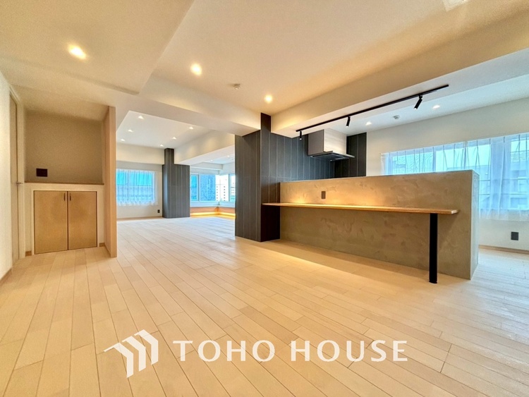 内装 ここはみんなが集い、食事と楽しい会話が始まる場所。話に夢中になりすぎて、ついつい時を忘れ、夜半過ぎになってしまう。そんな束の間の幸せを感じさせてくれます。