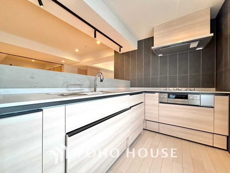 キッチン 手元の収納から、足元の収納までが全てスライド式で、奥のスペースまで有効に活用できます。奥まで上から見渡せるので、たまにしか使わない調理器具もサッと取出せます。