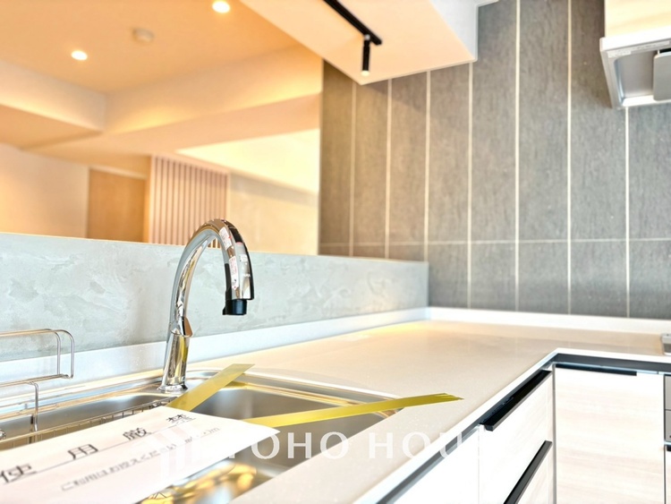 キッチン ◆愛育◆キッチンは家族の絆を育む大切な空間。シンプルで使い易いSystemKitchenで愉しく作る料理は愛情のある美味しいご馳走に。家族で使える広々としたダイニングキッチンです。