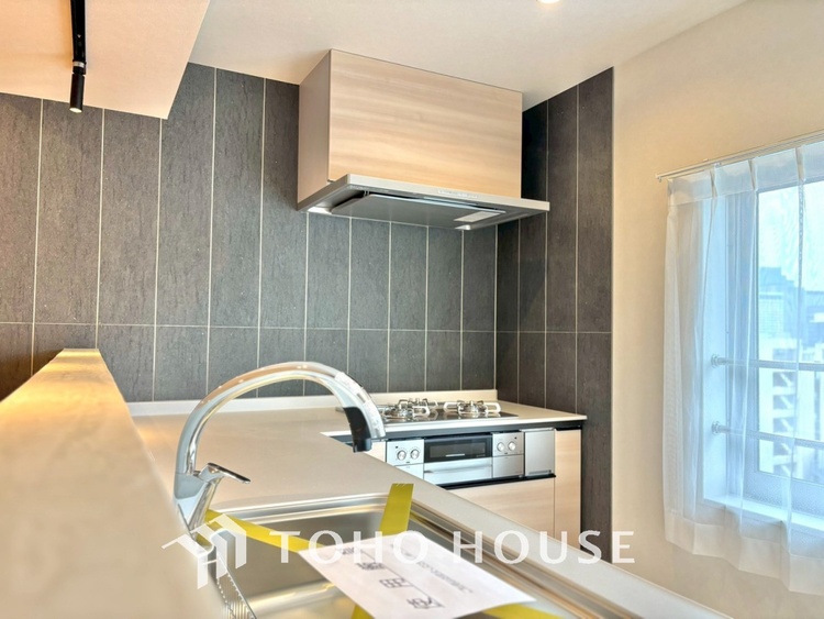 キッチン キッチンは家族の絆を育む大切な空間。シンプルで使い易いシステムキッチンで愉しく作る料理は愛情のある美味しいご馳走に。家族で使えるダイニングキッチンです。