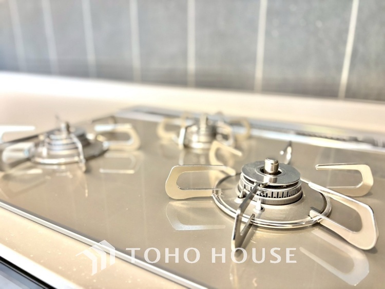 キッチン 毎日料理をする、料理が好き、家族が多くて量を作る必要がある、等の方々にとっては必須の３口コンロ。同時進行で効率アップはもちろん鍋を移動する回数が減り、無駄な動きを軽減することが出来ます。