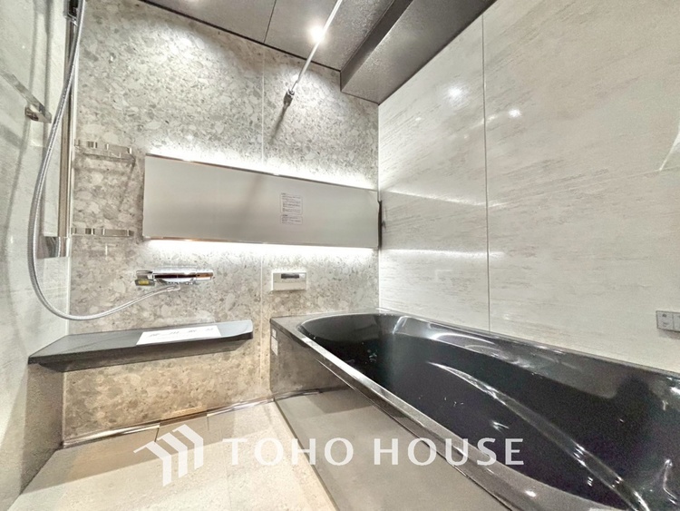 風呂 【浴室】《一日の疲れを落としてくれる場所は、落ち着く場所でなければならない》　高級感溢れるカラーと大きさ・柔らかな曲線で構成された半身浴も楽しめるバスタブが心地よさをもたらします。