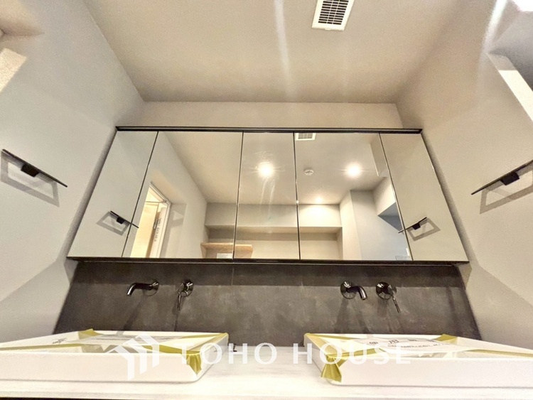 洗面 気持ちの良い朝をつくりだし、夕方には笑顔を取り戻させてくれるミラー。パウダールームはいつでも本来の自分を取り戻せる空間。明るく仕上げてあります。