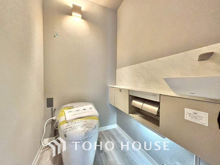 洗面 清潔感あるホワイト調のクロスと温もり溢れるモダンカラーの床材が見事に調和した本邸宅は、毎日の生活を少しでも快適に過ごして頂ける様に落ち着いた雰囲気作りから行っています。