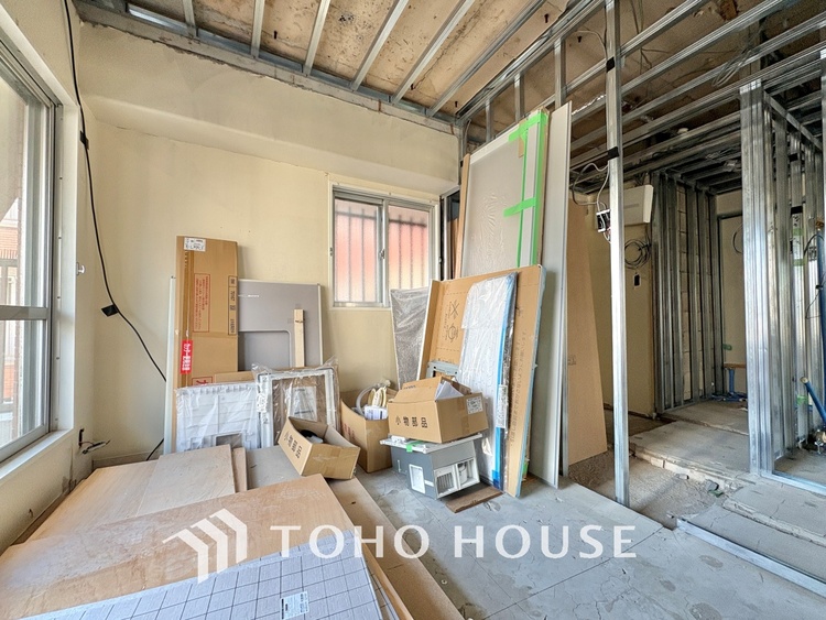 内装 ◆サンサンと◆差し込む太陽の光がこのリビングに笑いをもたらす。ソファの上のクッションがポカポカした暖気にぬくぬくと微睡んでいる。