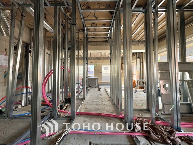 内装 ここはみんなが集い、食事と楽しい会話が始まる場所。話に夢中になりすぎて、ついつい時を忘れ、夜半過ぎになってしまう。そんな束の間の幸せを感じさせてくれます。