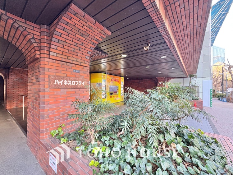 外観 居心地のいい暮らしには欠かせない眩い採光。ゆったりとした幅の窓からこの空間に降り注ぐ採光が絶えない。明るいリビングこそ居心地のいい暮らしが待っているのだと思う。