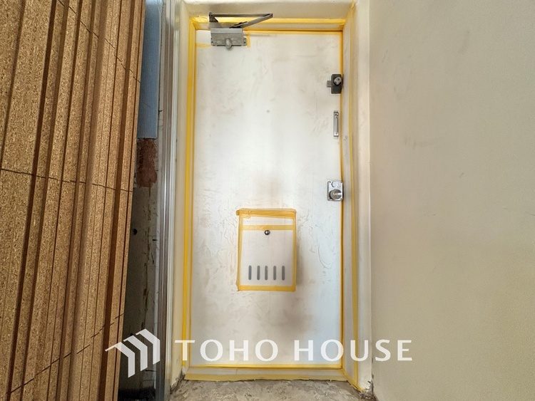 玄関 清潔感あるホワイト調のクロスと温もり溢れるモダンカラーの床材が見事に調和した本邸宅は、毎日の生活を少しでも快適に過ごして頂ける様に落ち着いた雰囲気作りから行っています。