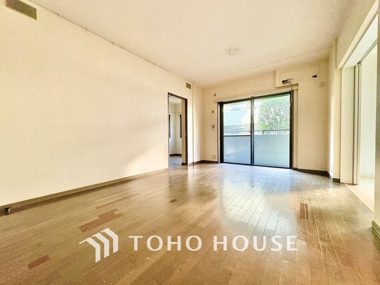 内装 太陽光をたくさん感じながら、明るく豊かな暮らしを約束する住まい。四季の移ろいを感じながら過ごす毎日。なんとなく幸せ。