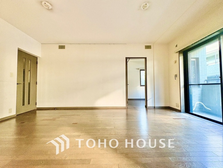 内装 窓をあけると通り抜ける風。清々しく心地よいそよ風が、この空間を涼やかに。風通しの良さは人にとっても家にとっても健康的で気持ちいいもの。