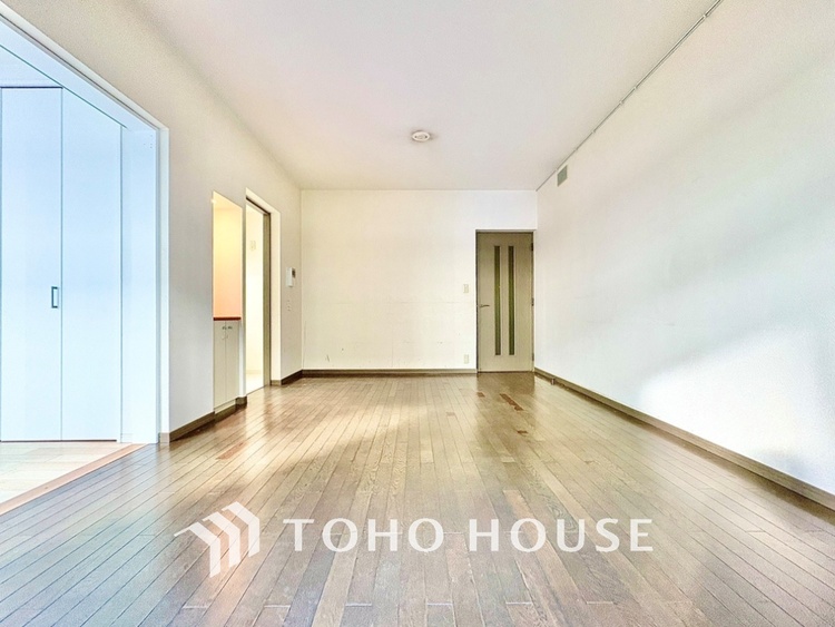 内装 叶えたかったのは落ち着きのあるナチュラルな風合い。そして開放感があるリビング。優雅な気分に浸れる幸せな時間をこの空間で。