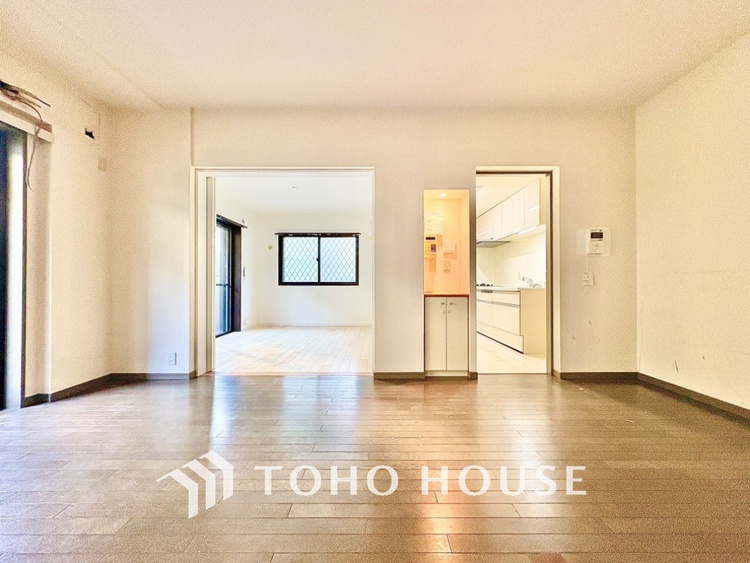 内装 太陽の光をスマートにリビングへ。時によって変化をもたらす採光。朝は目覚め、昼は安らぎ、そして夕時は温もりを。