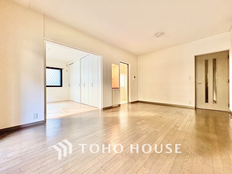 内装 太陽光をたくさん感じながら、明るく豊かな暮らしを約束する住まい。四季の移ろいを感じながら、我が子の成長を見守る。そんな家がここに。