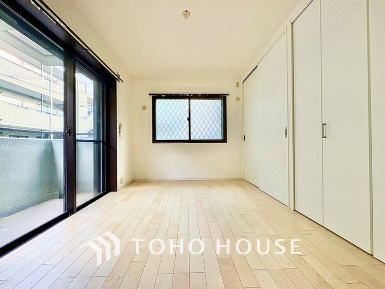 内装 プライベートルームでは静かに時を過ごしたい。読書をして、物思いにふける。光りに満たされた安らぎの空間。