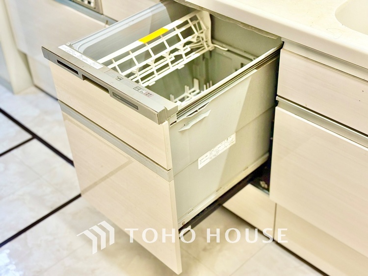キッチン 家事の最も強い味方の一つ・・ビルトイン型の食器洗浄乾燥機。手洗いでは落ちない汚れも高温・高圧ですっきり。大幅な時短になるのが嬉しい。