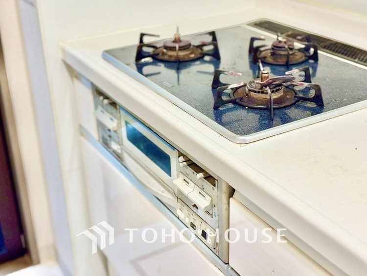 キッチン 可能な限り余計なものを省いた3口コンロ。美しさと機能性を兼ね備えたスタイルはきっと何年もあなたの味方です。