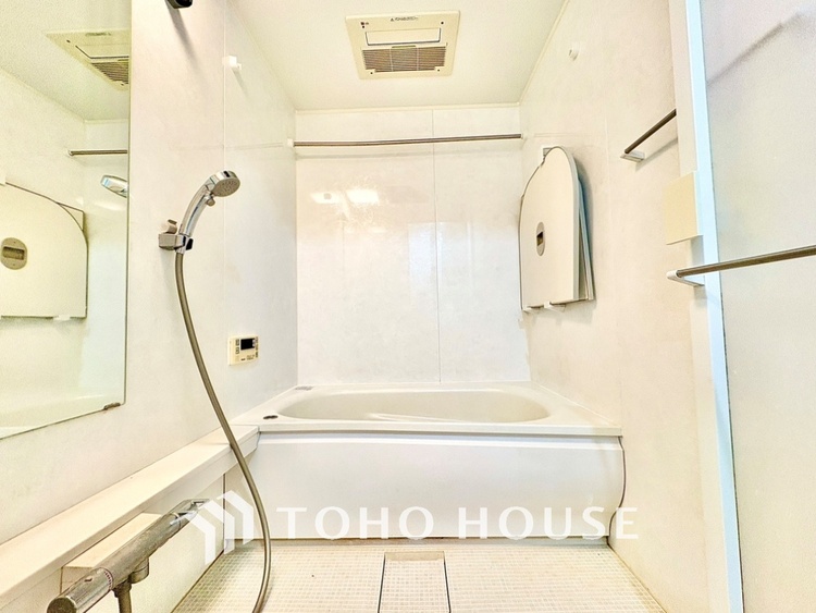 風呂 光に照らし出されたバスルーム。適度な湿度と静かに揺れる眼前の水面。広い浴槽にゆっくりと身を沈め深く瞑想をすれば、明日への新たな活力が膨らんでくる。