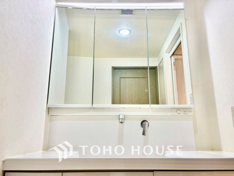 洗面 【Wash basin】十分な大きさの洗面台は収納力大。身だしなみチェックや歯磨きなど、朝の慌ただしい時間でも余裕とゆとりを感じられる。
