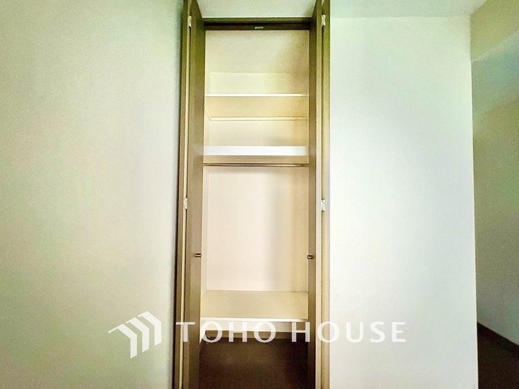 収納 壁一面の収納は、すっきりとした空間をもたらす。清潔感のあるスペースは「ただいま」の瞬間からくつろぎのスイッチを入れる。