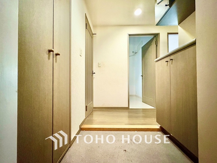 玄関 真っ直ぐに行く。新たな生活へ。これから歩むその一足がまた新たな道となる。