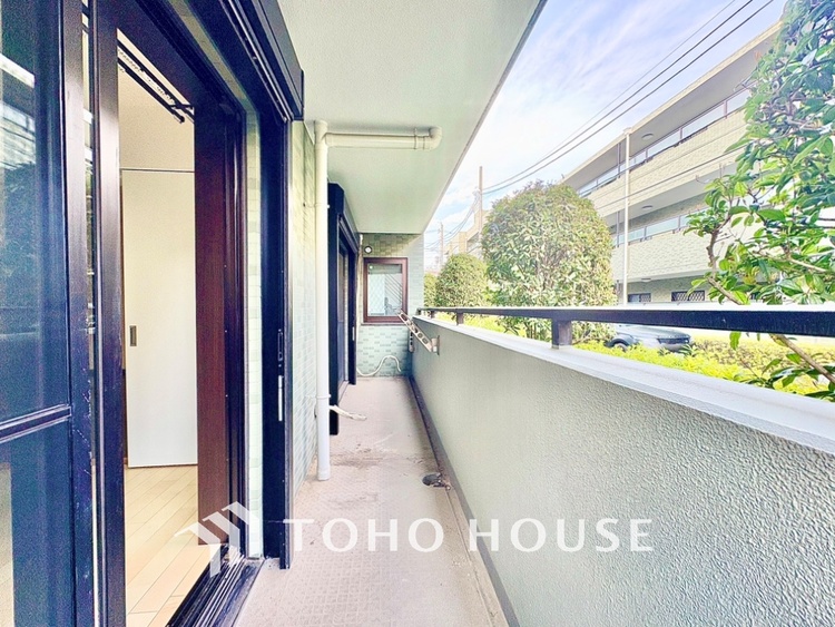 バルコニー ここからは空が遠くまで見える。紺碧、曇天、茜色。心もともに映り変わる。東京にもあったんだ。こんな景色が・・・。