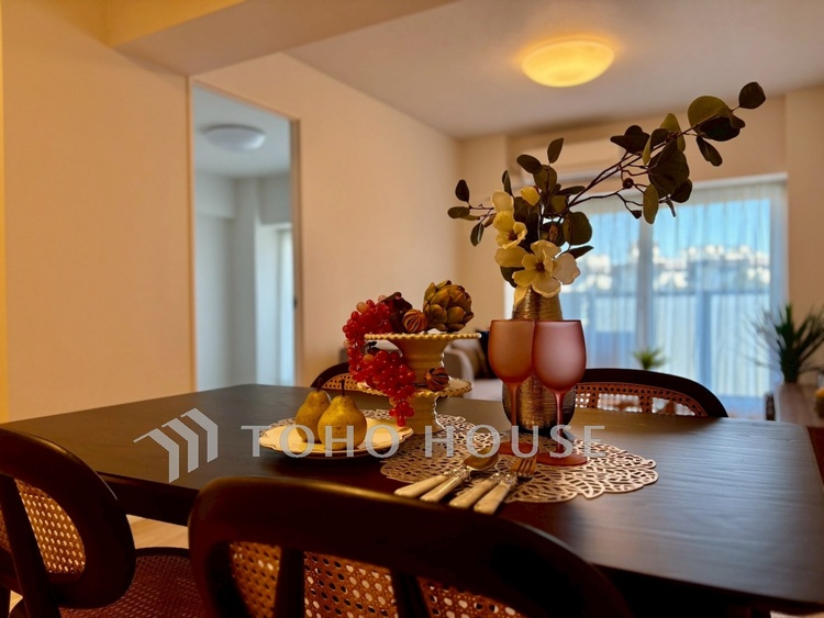 内装 【Living Room】窓を開けると通り抜ける心地よい風。ソファを置いた先に広がる、家族のくつろぎ時間。実際の開放感は現地でぜひ。