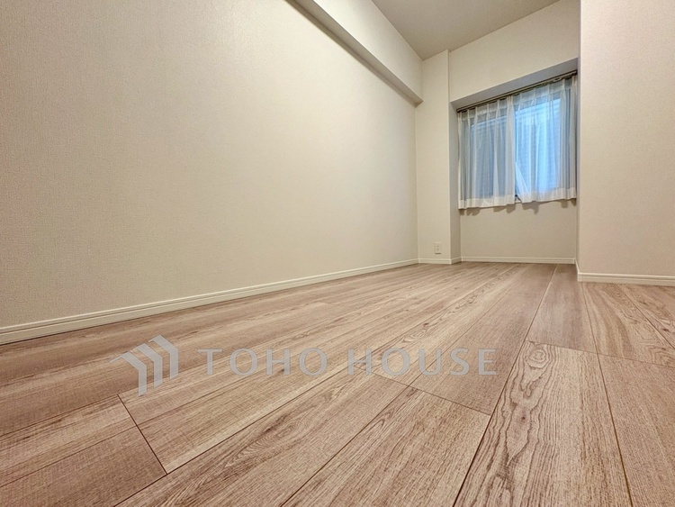 内装 【Private Room】一日の終わりをやさしく包み込む空間。ベッドやデスクを配置してもゆとりある広さ。自分だけの静かな時間をここで。