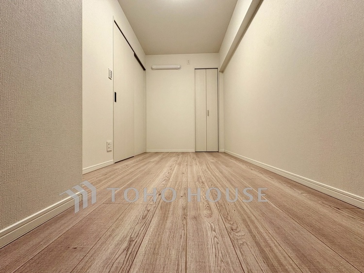 内装 【Private Room】やわらかな光が差し込む朝。書斎にも、子ども部屋にも使える柔軟な設計。暮らしに合わせて変化できる一室です。