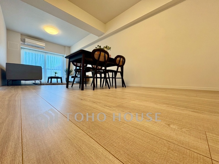 内装 【Living Room】ダウンライトに照らされる静かな夜。テーブルを囲む時間が、何気ない幸せに変わる。生活動線もスムーズな空間です。