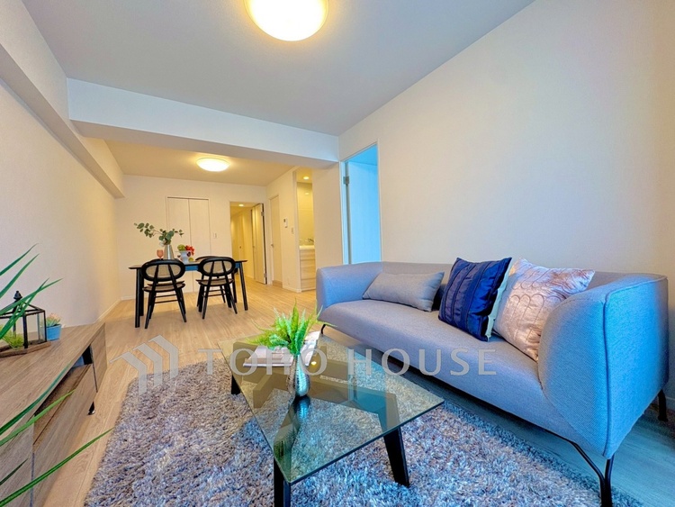 内装 【Living Room】帰宅後、ほっと一息つける場所。家具配置により、暮らしのサイズ感もイメージしやすく。毎日を整えるリビングです。