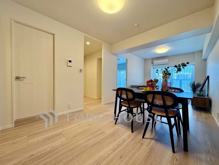 内装 【Living Room】キッチンへとつながる自然な動線。家族の気配を感じながら過ごす時間。実用性と心地よさを兼ね備えた空間です。