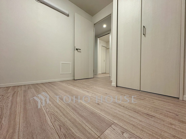 内装 【Bedroom】深呼吸したくなる静けさ。家具配置を想定しやすい整った形状。落ち着きある毎日を支える空間です。