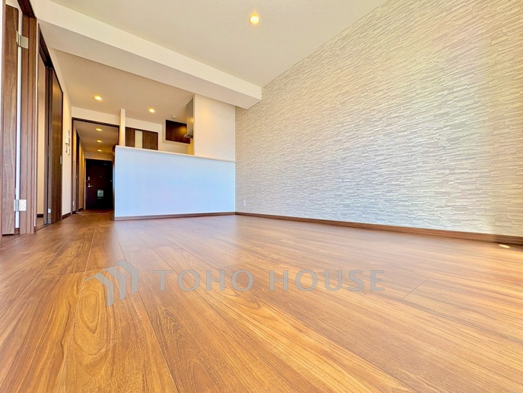 内装 【Living Room】やわらかな光が差し込む午後。家具を配置することで、空間の広がりがより鮮明に。ここから始まる穏やかな日常を。