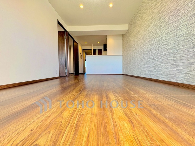 内装 【Living Room】窓を開けると通り抜ける心地よい風。ソファを置いた先に広がる、家族のくつろぎ時間。実際の開放感は現地でぜひ。