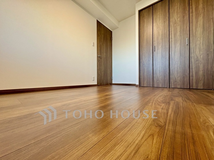 内装 【Private Room】やわらかな光が差し込む朝。書斎にも、子ども部屋にも使える柔軟な設計。暮らしに合わせて変化できる一室です。