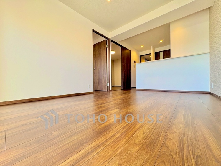 内装 【Living Room】ダウンライトに照らされる静かな夜。テーブルを囲む時間が、何気ない幸せに変わる。生活動線もスムーズな空間です。