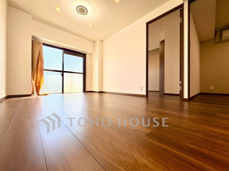 内装 【Living Room】帰宅後、ほっと一息つける場所。家具配置により、暮らしのサイズ感もイメージしやすく。毎日を整えるリビングです。