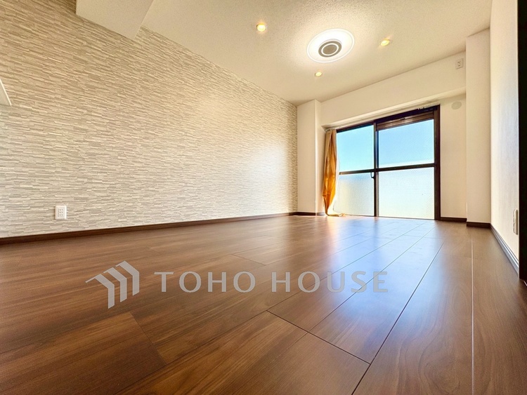 内装 【Living Room】キッチンへとつながる自然な動線。家族の気配を感じながら過ごす時間。実用性と心地よさを兼ね備えた空間です。