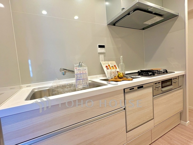 キッチン 【Kitchen】無駄のない動線が、毎日の家事を軽やかに。作業スペースもしっかり確保された設計。心地よく整うキッチンです