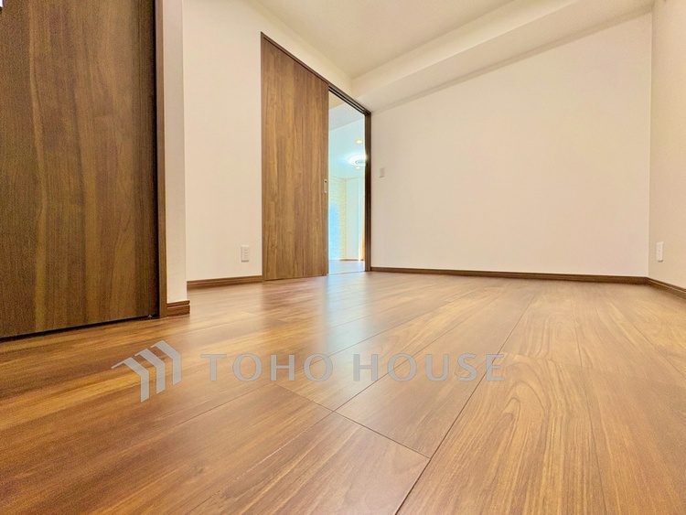 内装 【Bedroom】深呼吸したくなる静けさ。家具配置を想定しやすい整った形状。落ち着きある毎日を支える空間です。